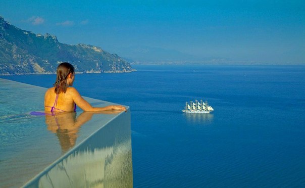 Бассейн в отеле Monastero Santa Rosa в Италии.