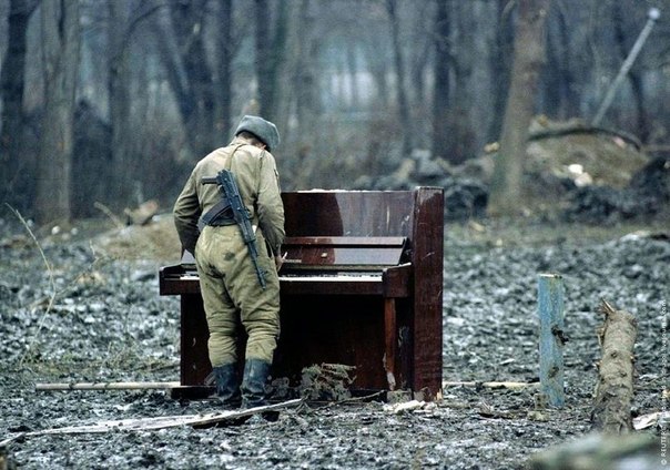 Центральный парк г. Грозный. Февраль 1995г.