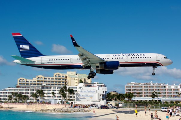 Maho Beach — один из самых необычных пляжей в мире. Буквально в 10-20 метрах над пляжем и туристами с грохо