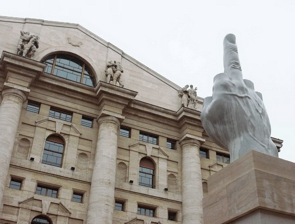 На базарной площади Милана перед итальянским зданием фонд