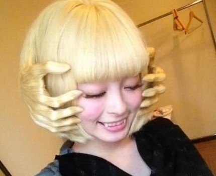 Необычная причёска.