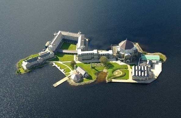 Остров на озере Лох-Дерг в Ирландии.