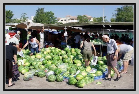Старик продаёт на базаре арбузы под табличкой "Один арбуз -
