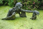 Интересная и немного страшная статуя.