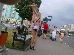 Одета по сезону.