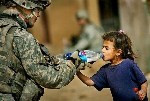 Солдат угощает девочку Pepsi, Ирак